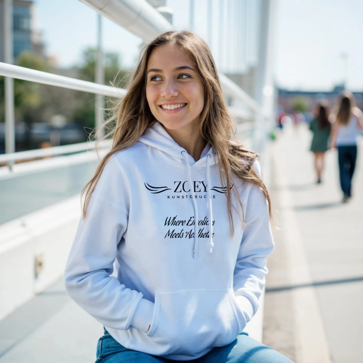 Zoey Kunstdrucke - Bild von einer Frau mit einem personalisierten Pullover.