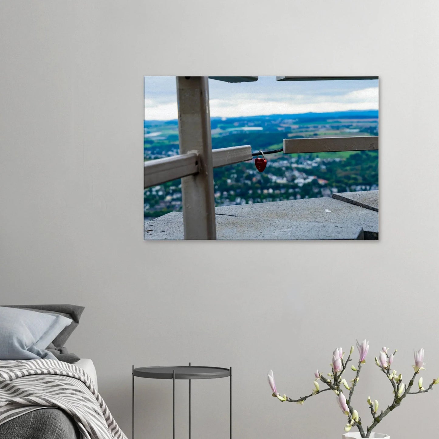 Stimmungsvolle Wandkunst für stilvolle Räume. Leinwanddruck Rotes Herz - Bricht Eintönigkeit in 70x100 cm: zeitlos und harmonisch. Schlicht, elegant und wirkungsvoll.