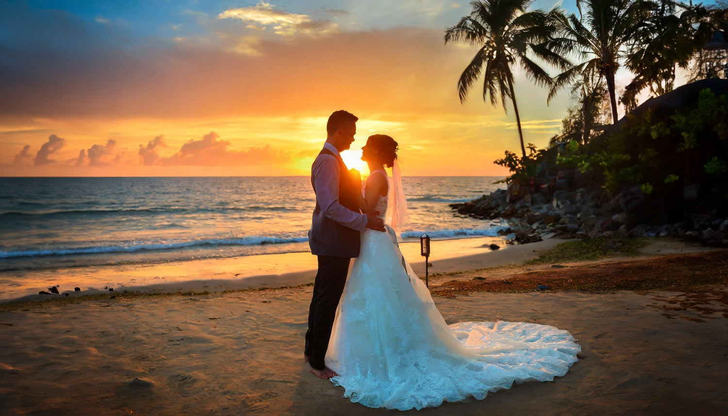 Ein Brautpaar das vor einem Sonnenuntergang stehjt und zur Katewgorie geschenke zur hochzeit gehört.