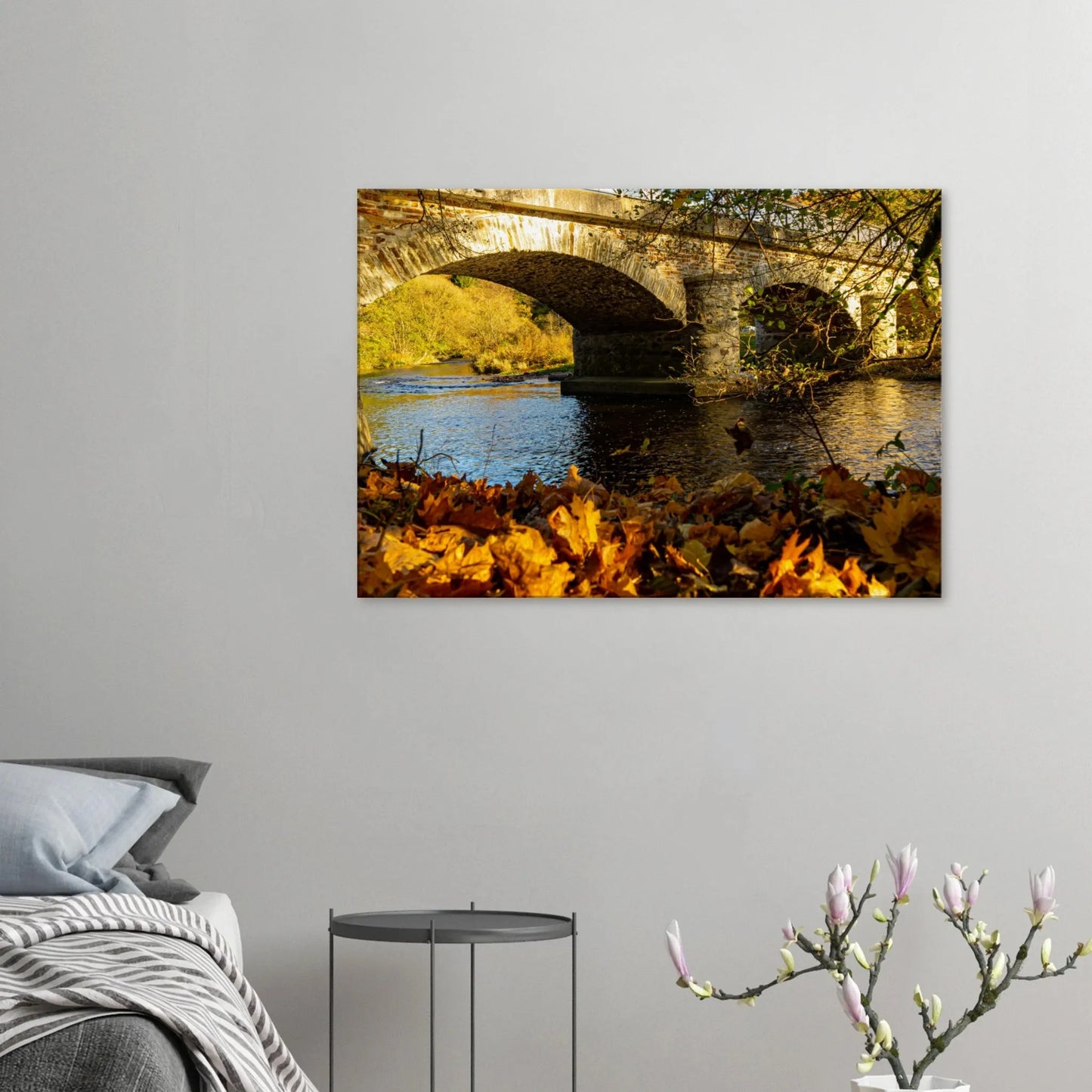 Dekoration mit Charakter. Landschaftsfoto auf Leinwand - Brücke im Herbstlaub 70x100 cm: zeitlos und harmonisch. Schlicht, elegant und wirkungsvoll.