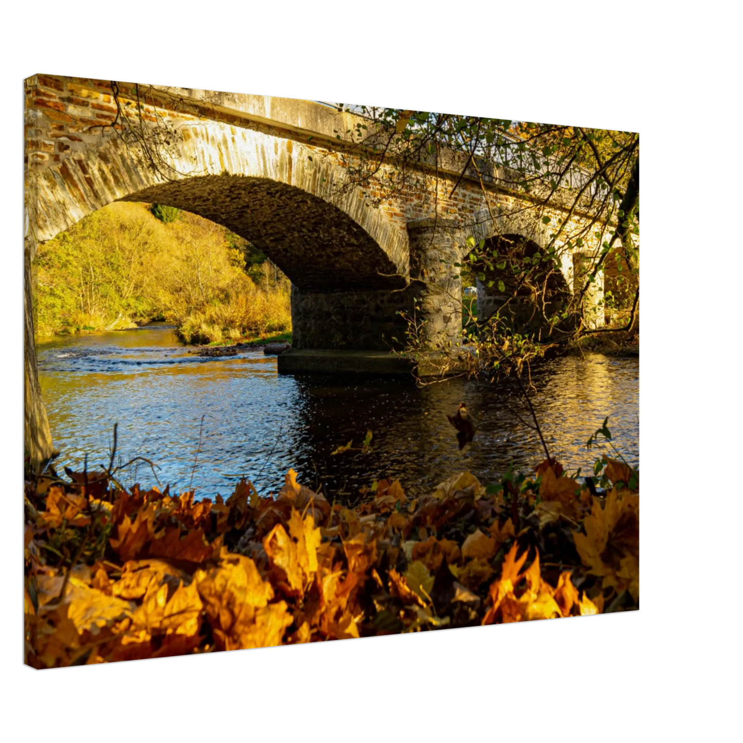 Ein Ausdruck moderner Ästhetik. Landschaftsfoto auf Leinwand - Brücke im Herbstlaub 70x100 cm: passt in jedes Ambiente. Schlicht, elegant und wirkungsvoll.