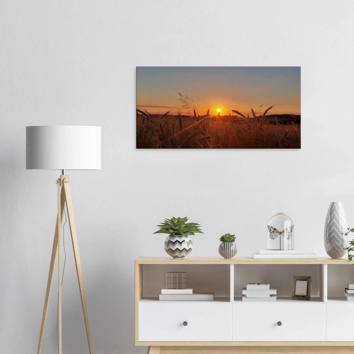 Stimmungsvolle Wandkunst für stilvolle Räume. Landschaftsbild Kunstdruck auf Leinwand – Abendsonne Westerwald: zeitlos und harmonisch. Schlicht, elegant und wirkungsvoll.