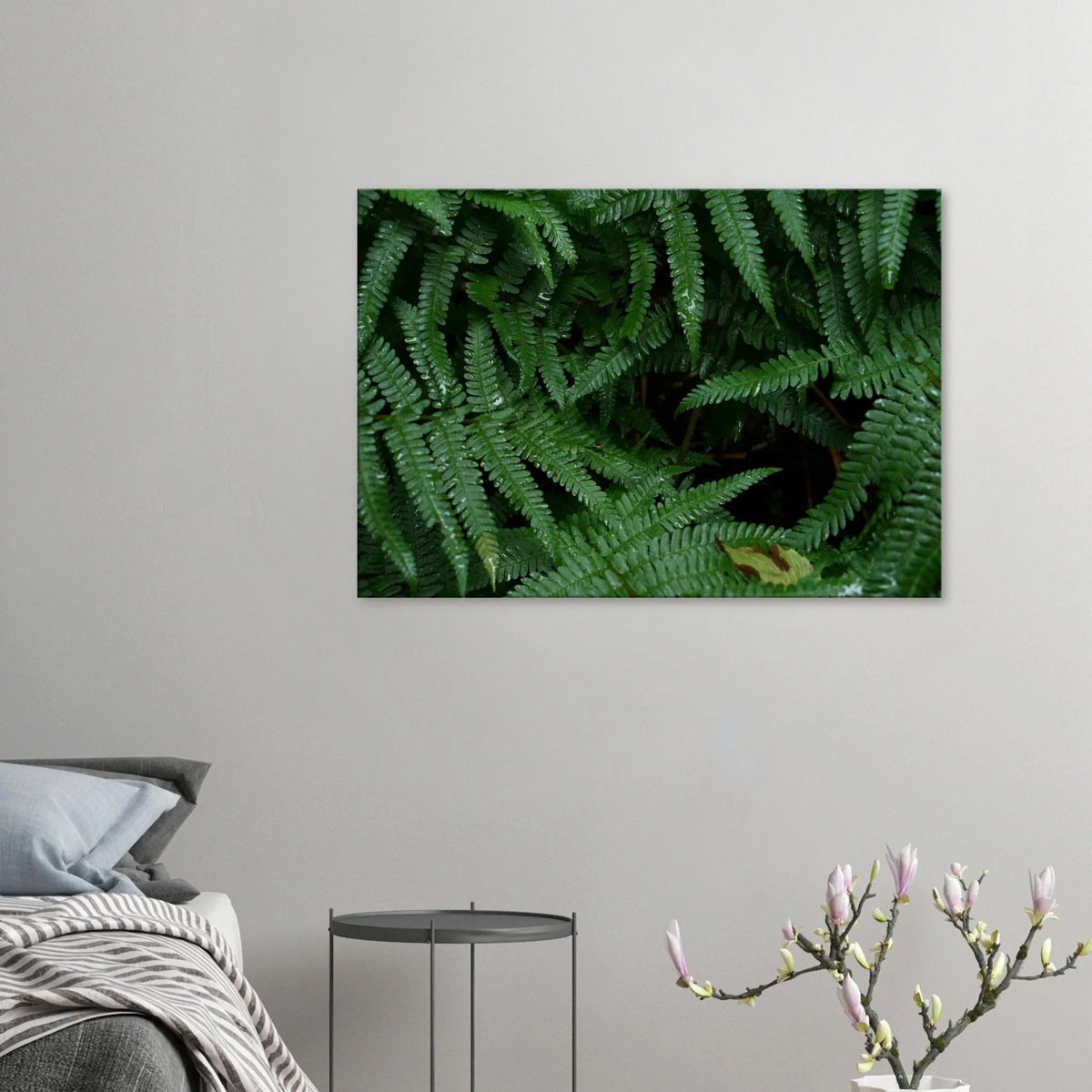 Dekoration mit Charakter. Grüner Farn Kunstdruck – Zeitloses Kunstwerk nach einem Regenguss 70x100: für stilvolle Raumgestaltung. Eine besondere Bereicherung für jeden Raum.