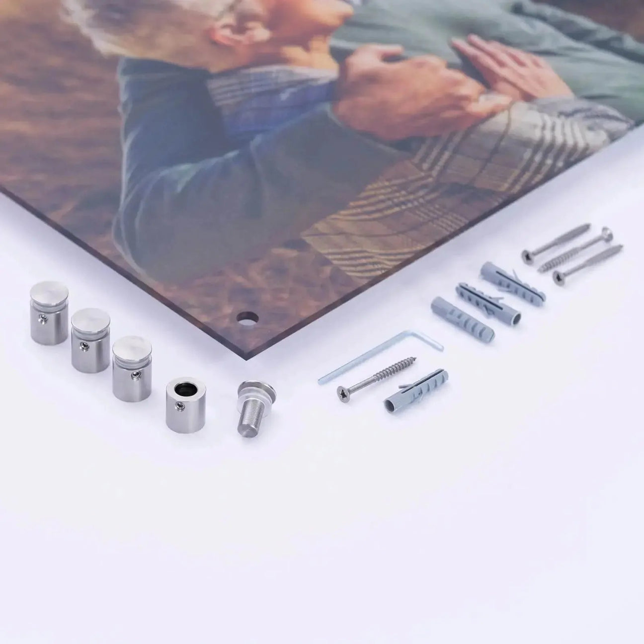 Personalisierter Druck auf 4mm dickem Acrylglas zeigt lebendige Farben und beeindruckende Klarheit, begleitet von Montageschrauben.