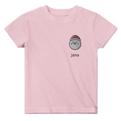 Liebevolle Erinnerung an Kindheitsmomente. Classic Baby Crewneck T-shirt personalisiertes Kindershirt zu Weihnachten🎅: voller Geborgenheit und Fantasie. Zaubert ein Lächeln auf jedes Gesicht.