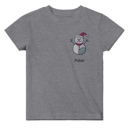 Liebevolle Erinnerung an Kindheitsmomente. Classic Baby Crewneck T-shirt personalisiertes Kindershirt zu Weihnachten🎅: freundlich und verspielt gestaltet. Zaubert ein Lächeln auf jedes Gesicht.