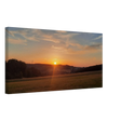 Stimmungsvolle Wandkunst für stilvolle Räume. Abendrot in den Hügeln - Landschaftsbild auf Leinwand im Westerwald: für stilvolle Raumgestaltung. Schlicht, elegant und wirkungsvoll.