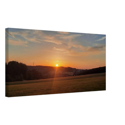 Stimmungsvolle Wandkunst für stilvolle Räume. Abendrot in den Hügeln - Landschaftsbild auf Leinwand im Westerwald: für stilvolle Raumgestaltung. Schlicht, elegant und wirkungsvoll.