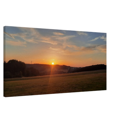 Dekoration mit Charakter. Abendrot in den Hügeln - Landschaftsbild auf Leinwand im Westerwald: zeitlos und harmonisch. Schlicht, elegant und wirkungsvoll.