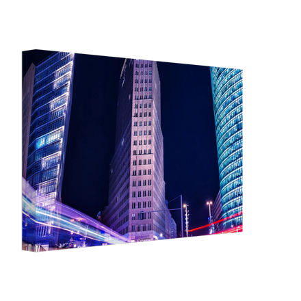 Dekoration mit Charakter. Berlin bei Nacht Canvas Art Print – Premium Textured Wandbild: für stilvolle Raumgestaltung. Schlicht, elegant und wirkungsvoll.