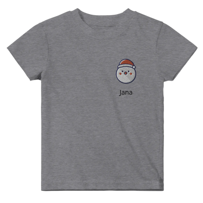 Liebevolle Erinnerung an Kindheitsmomente. Classic Baby Crewneck T-shirt personalisiertes Kindershirt zu Weihnachten🎅: freundlich und verspielt gestaltet. Zaubert ein Lächeln auf jedes Gesicht.