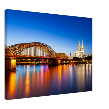 Stimmungsvolle Wandkunst für stilvolle Räume. Köln bei Nacht – Hochwertiger Leinwanddruck für Wohnzimmer & Büro: passt in jedes Ambiente. Schlicht, elegant und wirkungsvoll.
