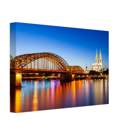 Dekoration mit Charakter. Köln bei Nacht – Hochwertiger Leinwanddruck für Wohnzimmer & Büro: zeitlos und harmonisch. Eine besondere Bereicherung für jeden Raum.