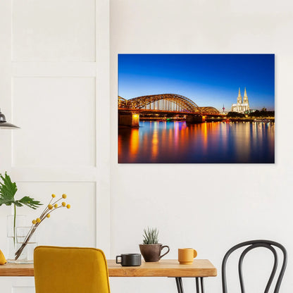 Stimmungsvolle Wandkunst für stilvolle Räume. Köln bei Nacht – Hochwertiger Leinwanddruck für Wohnzimmer & Büro: passt in jedes Ambiente. Schlicht, elegant und wirkungsvoll.