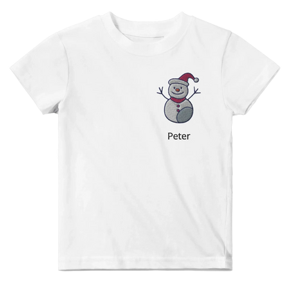 Liebevolle Erinnerung an Kindheitsmomente. Classic Baby Crewneck T-shirt personalisiertes Kindershirt zu Weihnachten🎅: freundlich und verspielt gestaltet. Zaubert ein Lächeln auf jedes Gesicht.
