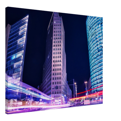 Ein Ausdruck moderner Ästhetik. Berlin bei Nacht Canvas Art Print – Premium Textured Wandbild: für stilvolle Raumgestaltung. Eine besondere Bereicherung für jeden Raum.