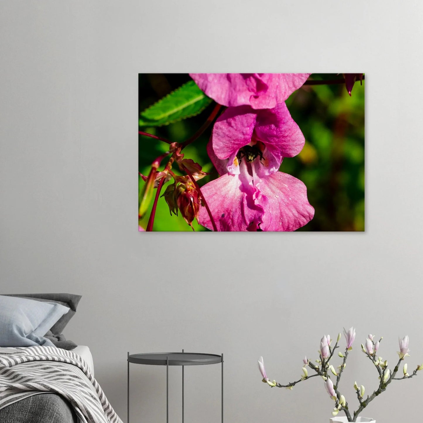 Stimmungsvolle Wandkunst für stilvolle Räume. auf Leinwand - Blüte mit Biene Nahaufnahme Westerwald 70x100 cm / 28x40″: passt in jedes Ambiente. Schlicht, elegant und wirkungsvoll.