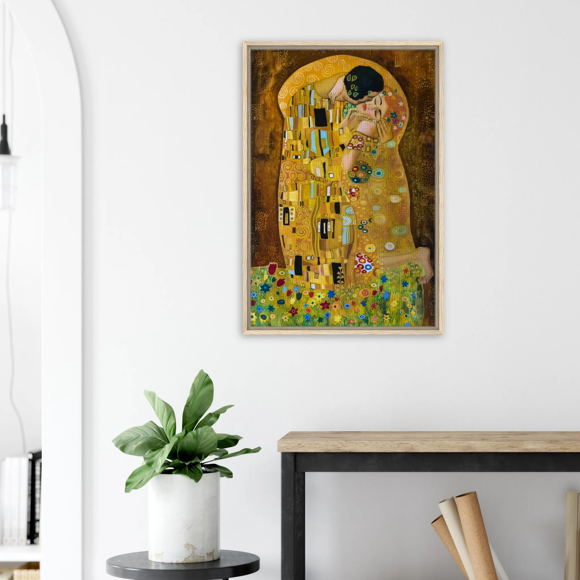 Stimmungsvolle Wandkunst für stilvolle Räume. Gustav Klimt Der Kuss - Gerahmte Leinwand 70x100 cm: zeitlos und harmonisch. Schlicht, elegant und wirkungsvoll.