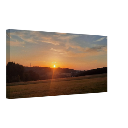 Stimmungsvolle Wandkunst für stilvolle Räume. Abendrot in den Hügeln - Landschaftsbild auf Leinwand im Westerwald: zeitlos und harmonisch. Schlicht, elegant und wirkungsvoll.