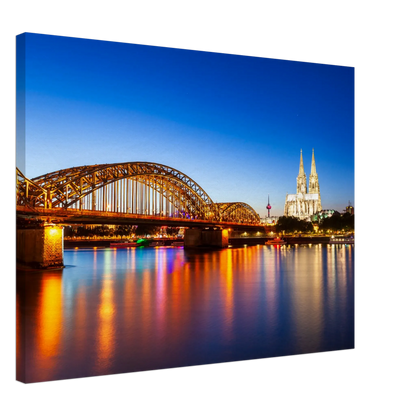 Dekoration mit Charakter. Köln bei Nacht – Hochwertiger Leinwanddruck für Wohnzimmer & Büro: für stilvolle Raumgestaltung. Eine besondere Bereicherung für jeden Raum.