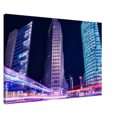 Dekoration mit Charakter. Berlin bei Nacht Canvas Art Print – Premium Textured Wandbild: zeitlos und harmonisch. Eine besondere Bereicherung für jeden Raum.