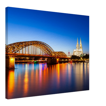 Dekoration mit Charakter. Köln bei Nacht – Hochwertiger Leinwanddruck für Wohnzimmer & Büro: zeitlos und harmonisch. Schlicht, elegant und wirkungsvoll.
