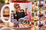 Weiße Feierabend-Tasse mit roter Innenseite, Frau mit Sonnenbrille und Weinglas, entspannter Katze am Schreibtisch und drei Farbvarianten.