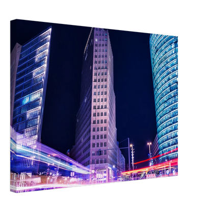 Dekoration mit Charakter. Berlin bei Nacht Canvas Art Print – Premium Textured Wandbild: passt in jedes Ambiente. Eine besondere Bereicherung für jeden Raum.