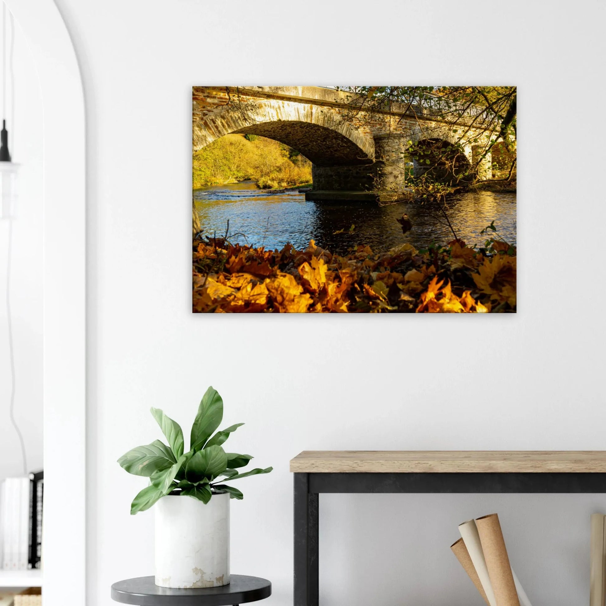 Ein Ausdruck moderner Ästhetik. Landschaftsfoto auf Leinwand - Brücke im Herbstlaub 70x100 cm: zeitlos und harmonisch. Schlicht, elegant und wirkungsvoll.