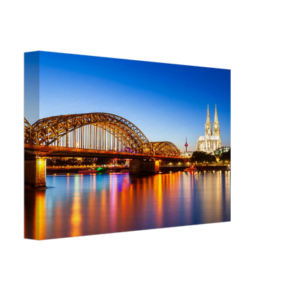 Dekoration mit Charakter. Köln bei Nacht – Hochwertiger Leinwanddruck für Wohnzimmer & Büro: passt in jedes Ambiente. Schlicht, elegant und wirkungsvoll.