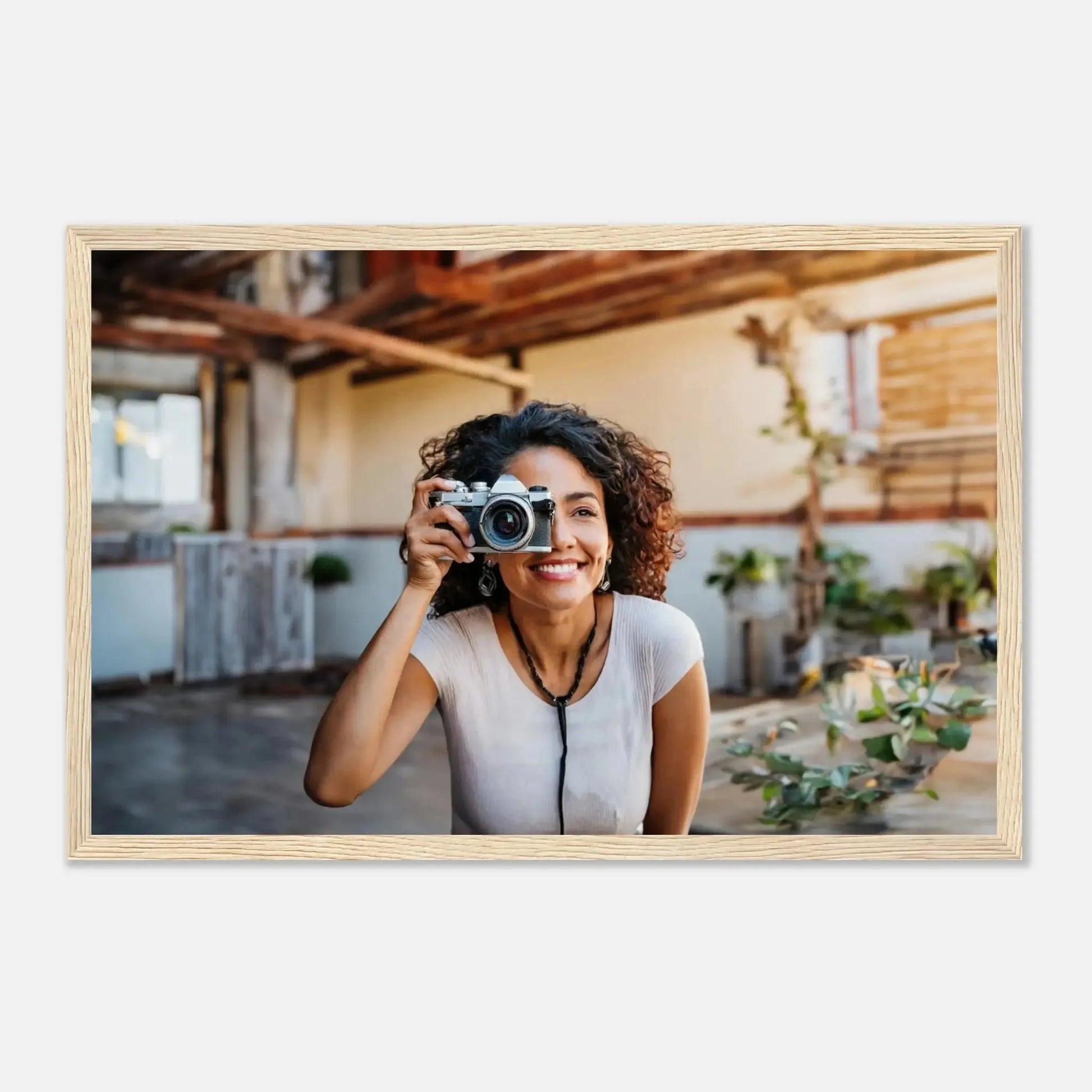 Ein Ausdruck moderner Ästhetik. Personalisierbares Holzrahmen- – Elegantes individuelles Foto Kunstwerk: für stilvolle Raumgestaltung. Eine besondere Bereicherung für jeden Raum.