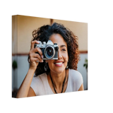 Dekoration mit Charakter. Dein Foto auf Leinwand – Verewigen Sie Ihre Familienportraits: zeitlos und harmonisch. Eine besondere Bereicherung für jeden Raum.