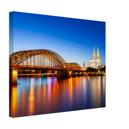 Dekoration mit Charakter. Köln bei Nacht – Hochwertiger Leinwanddruck für Wohnzimmer & Büro: zeitlos und harmonisch. Schlicht, elegant und wirkungsvoll.