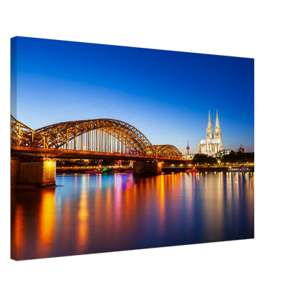 Ein Ausdruck moderner Ästhetik. Köln bei Nacht – Hochwertiger Leinwanddruck für Wohnzimmer & Büro: passt in jedes Ambiente. Eine besondere Bereicherung für jeden Raum.
