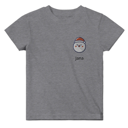 Liebevolle Erinnerung an Kindheitsmomente. Classic Baby Crewneck T-shirt personalisiertes Kindershirt zu Weihnachten🎅: voller Geborgenheit und Fantasie. Zaubert ein Lächeln auf jedes Gesicht.