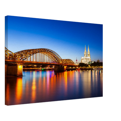Ein Ausdruck moderner Ästhetik. Köln bei Nacht – Hochwertiger Leinwanddruck für Wohnzimmer & Büro: für stilvolle Raumgestaltung. Schlicht, elegant und wirkungsvoll.