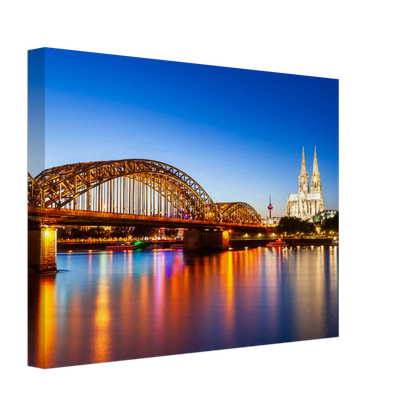 Dekoration mit Charakter. Köln bei Nacht – Hochwertiger Leinwanddruck für Wohnzimmer & Büro: zeitlos und harmonisch. Schlicht, elegant und wirkungsvoll.