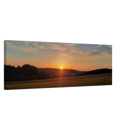 Ein Ausdruck moderner Ästhetik. Abendrot in den Hügeln - Landschaftsbild auf Leinwand im Westerwald: zeitlos und harmonisch. Schlicht, elegant und wirkungsvoll.