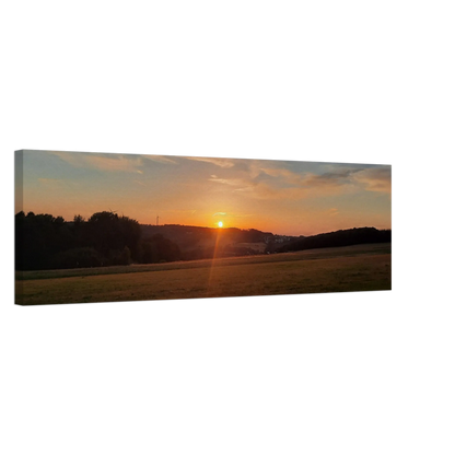 Stimmungsvolle Wandkunst für stilvolle Räume. Abendrot in den Hügeln - Landschaftsbild auf Leinwand im Westerwald: passt in jedes Ambiente. Schlicht, elegant und wirkungsvoll.