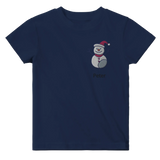 Dekoration mit Charakter. Classic Baby Crewneck T-shirt personalisiertes Kindershirt zu Weihnachten🎅: für stilvolle Raumgestaltung. Eine besondere Bereicherung für jeden Raum.
