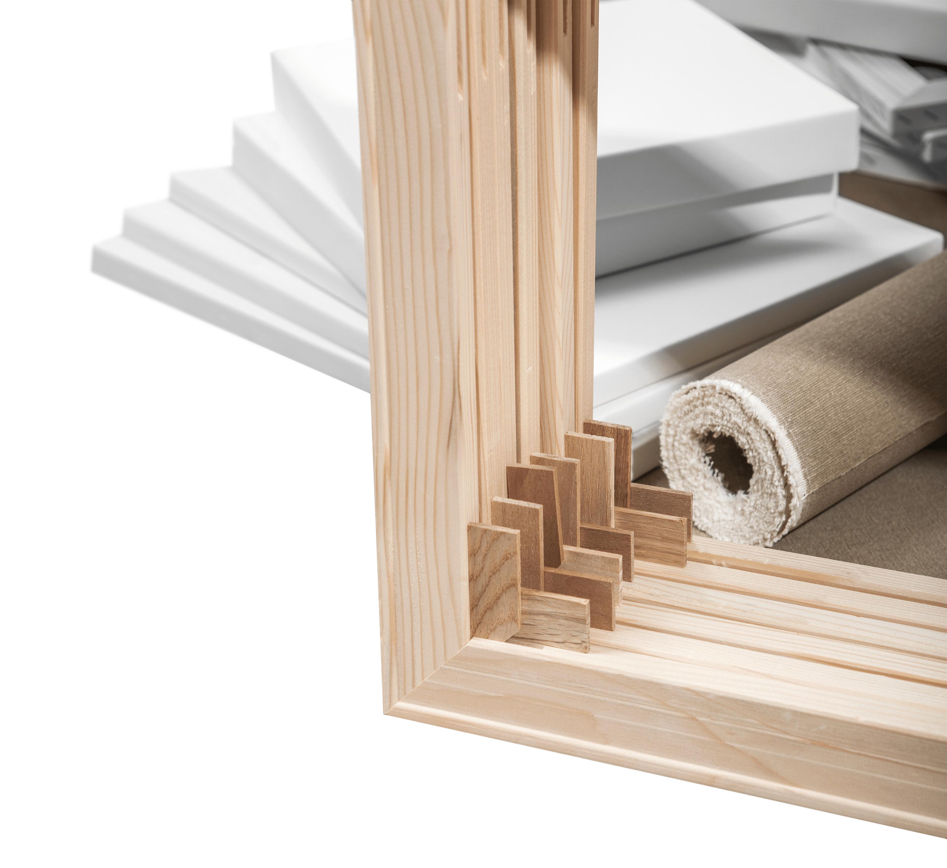 Ein Keilrahmen der cor einer rolle Leinwand streht und mit keilen versehen ist.