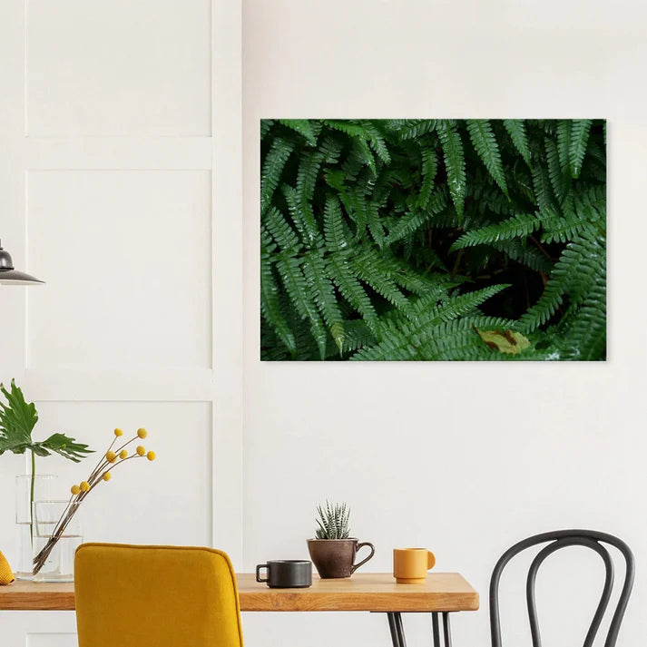 Bild zu unserem Produkt. Ein grüner Farn auf einer Leinwand. an Bild hängt an einer Wand