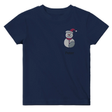 Stimmungsvolle Wandkunst für stilvolle Räume. Classic Baby Crewneck T-shirt personalisiertes Kindershirt zu Weihnachten🎅: zeitlos und harmonisch. Eine besondere Bereicherung für jeden Raum.