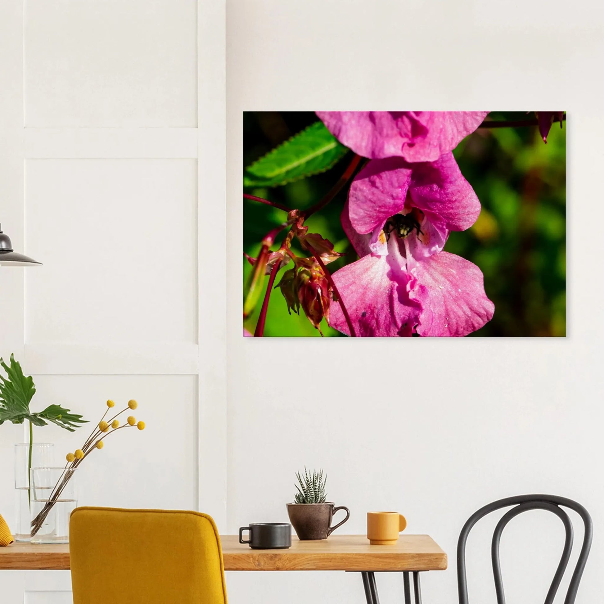 Ein Ausdruck moderner Ästhetik. auf Leinwand - Blüte mit Biene Nahaufnahme Westerwald 70x100 cm / 28x40″: zeitlos und harmonisch. Schlicht, elegant und wirkungsvoll.