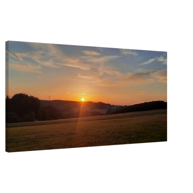 Dekoration mit Charakter. Abendrot in den Hügeln - Landschaftsbild auf Leinwand im Westerwald: zeitlos und harmonisch. Schlicht, elegant und wirkungsvoll.