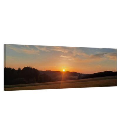Dekoration mit Charakter. Abendrot in den Hügeln - Landschaftsbild auf Leinwand im Westerwald: zeitlos und harmonisch. Schlicht, elegant und wirkungsvoll.