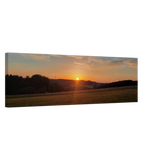 Dekoration mit Charakter. Abendrot in den Hügeln - Landschaftsbild auf Leinwand im Westerwald: zeitlos und harmonisch. Schlicht, elegant und wirkungsvoll.