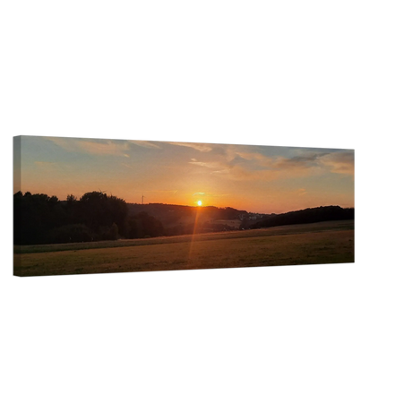 Dekoration mit Charakter. Abendrot in den Hügeln - Landschaftsbild auf Leinwand im Westerwald: zeitlos und harmonisch. Schlicht, elegant und wirkungsvoll.