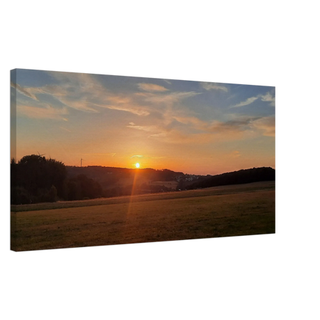 Dekoration mit Charakter. Abendrot in den Hügeln - Landschaftsbild auf Leinwand im Westerwald: zeitlos und harmonisch. Eine besondere Bereicherung für jeden Raum.