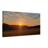 Stimmungsvolle Wandkunst für stilvolle Räume. Abendrot in den Hügeln - Landschaftsbild auf Leinwand im Westerwald: zeitlos und harmonisch. Schlicht, elegant und wirkungsvoll.